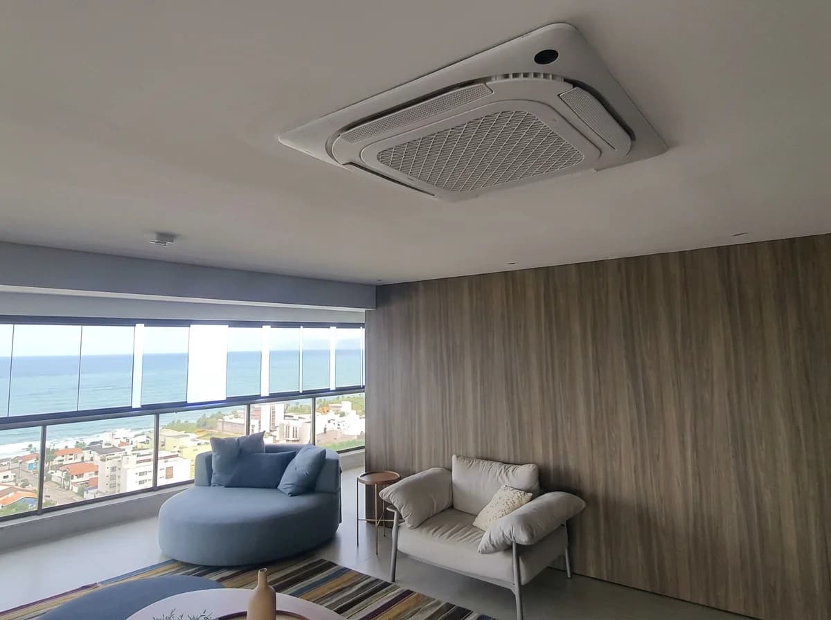 Cassete 4 vias em sala com painel de madeira