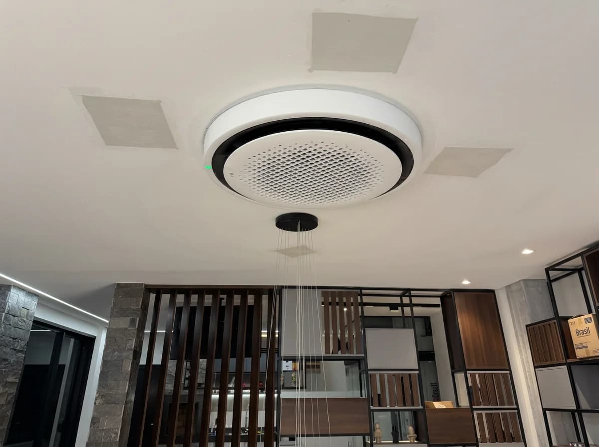 Cassete 360° LG conectado a sistema VRF em sala moderna