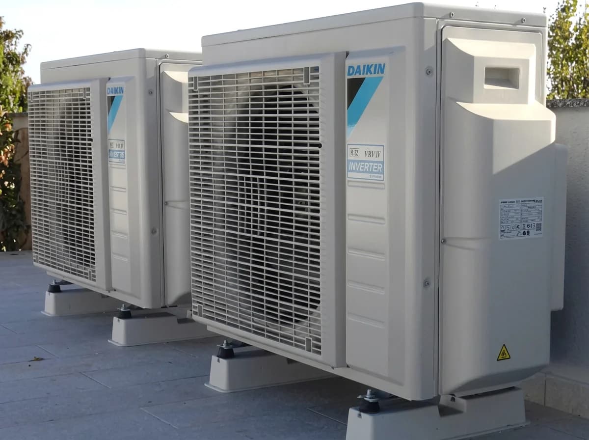 Condensadoras Daikin VRV instaladas em edificação comercial