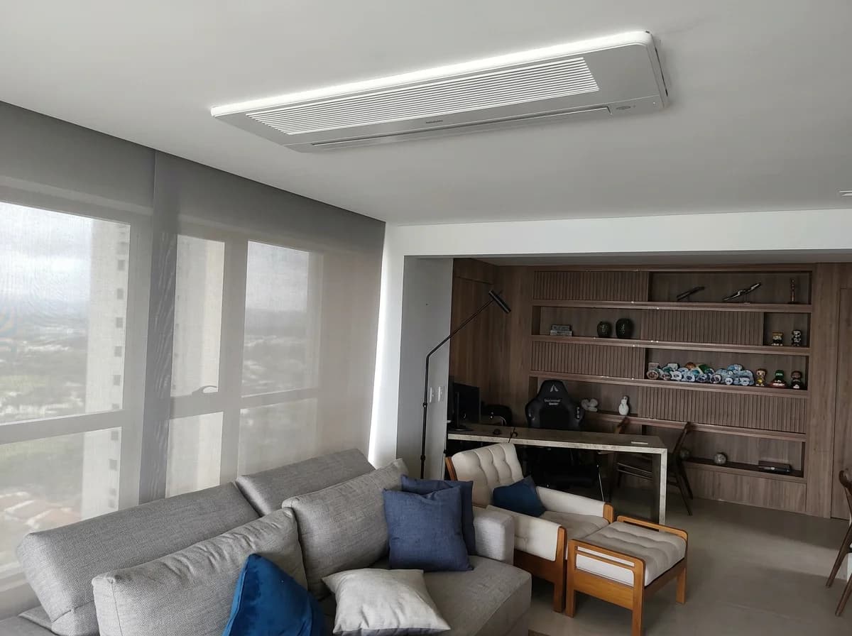 Evaporadora piso-teto conectada a sistema VRF