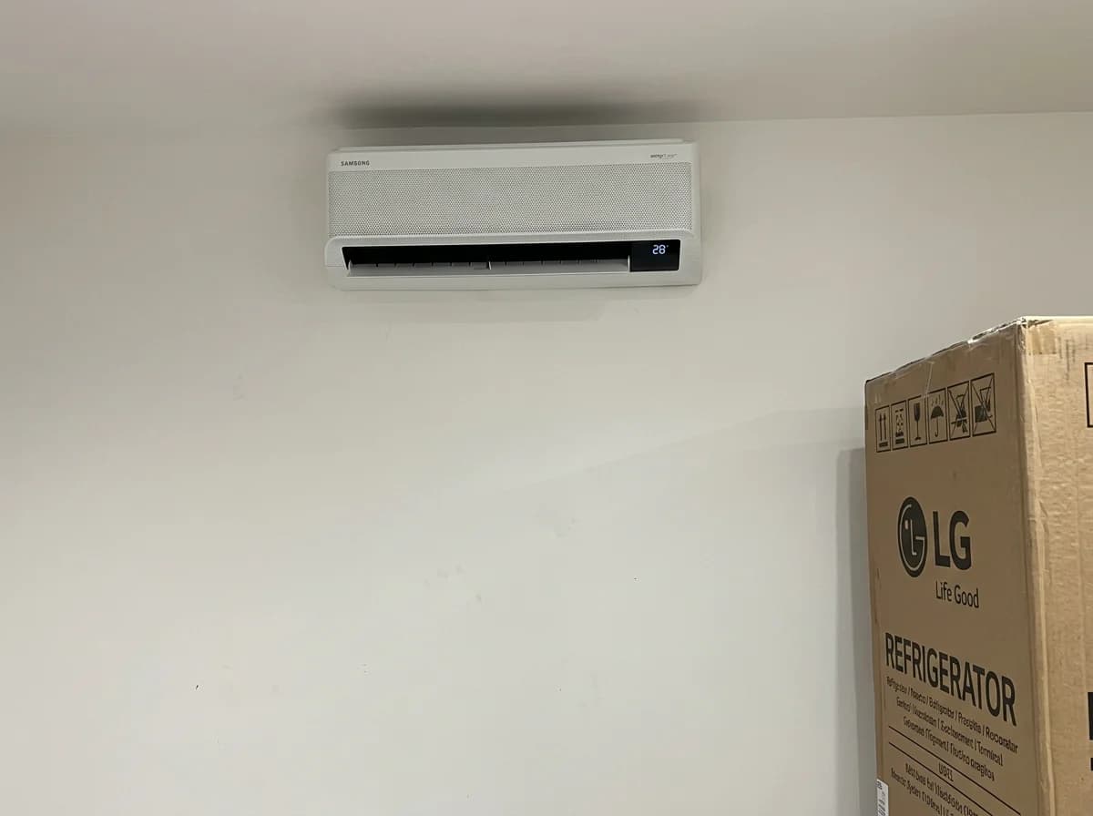 Ar condicionado Split Hi-Wall limpo e higienizado em ambiente residencial em João Pessoa — Direct Ar Condicionado