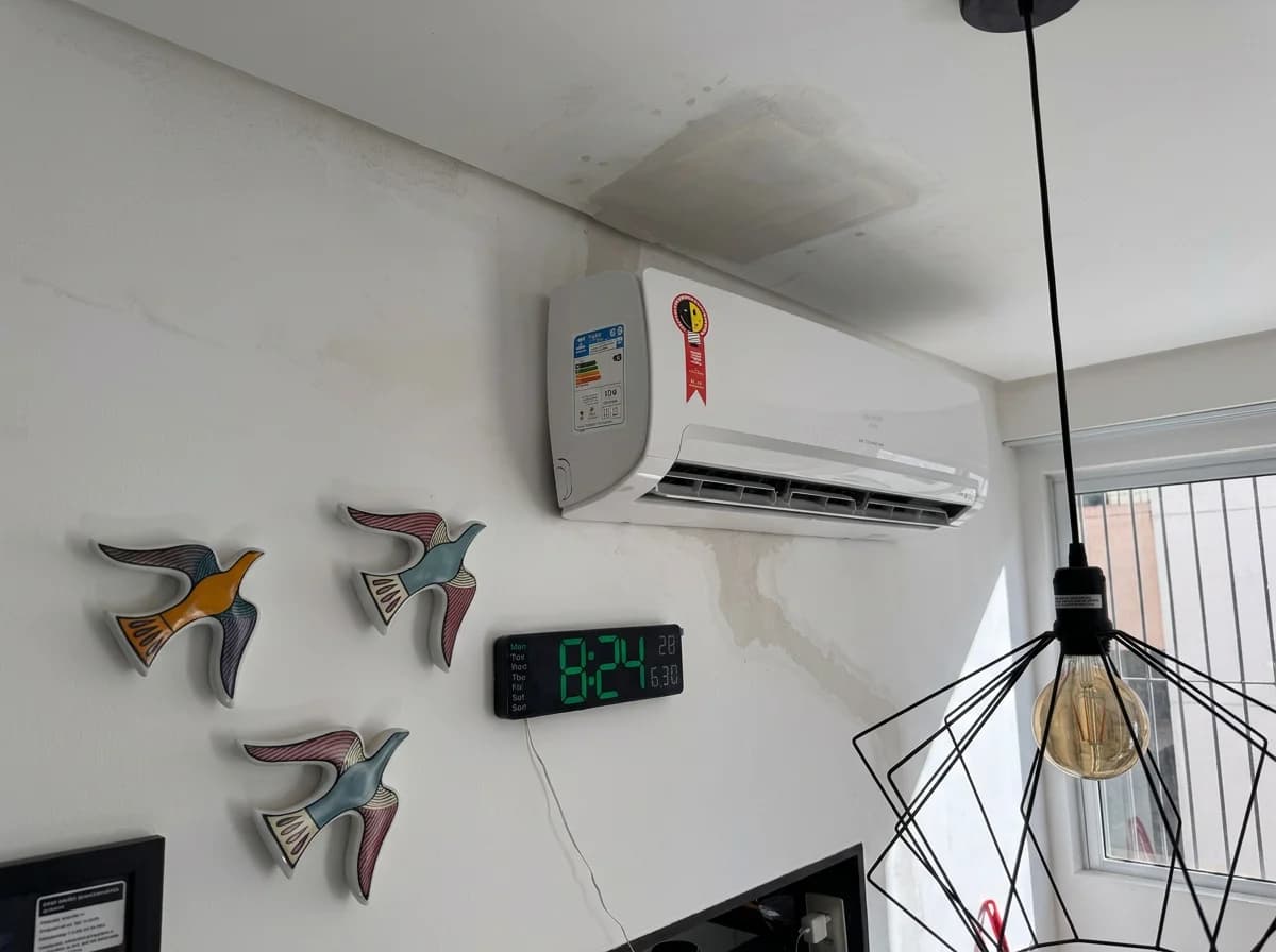 Split Hi-Wall instalado em sala decorada com acabamento perfeito