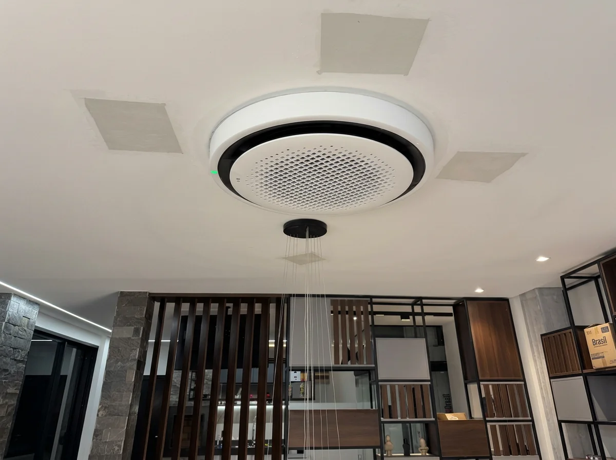 Cassete 360° LG instalado em sala de estar moderna