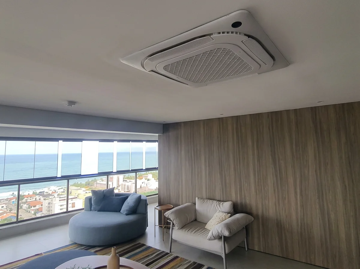 Instalação de ar condicionado cassete em sala com painel de madeira em Campina Grande — Direct Ar Condicionado