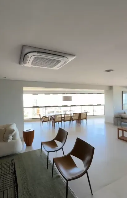 Ar condicionado cassete 4 vias instalado em ambiente empresarial — climatização para empresas em João Pessoa