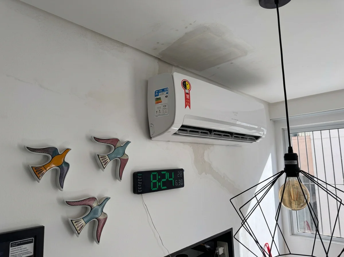 Split Hi-Wall instalado em sala decorada em Cabedelo